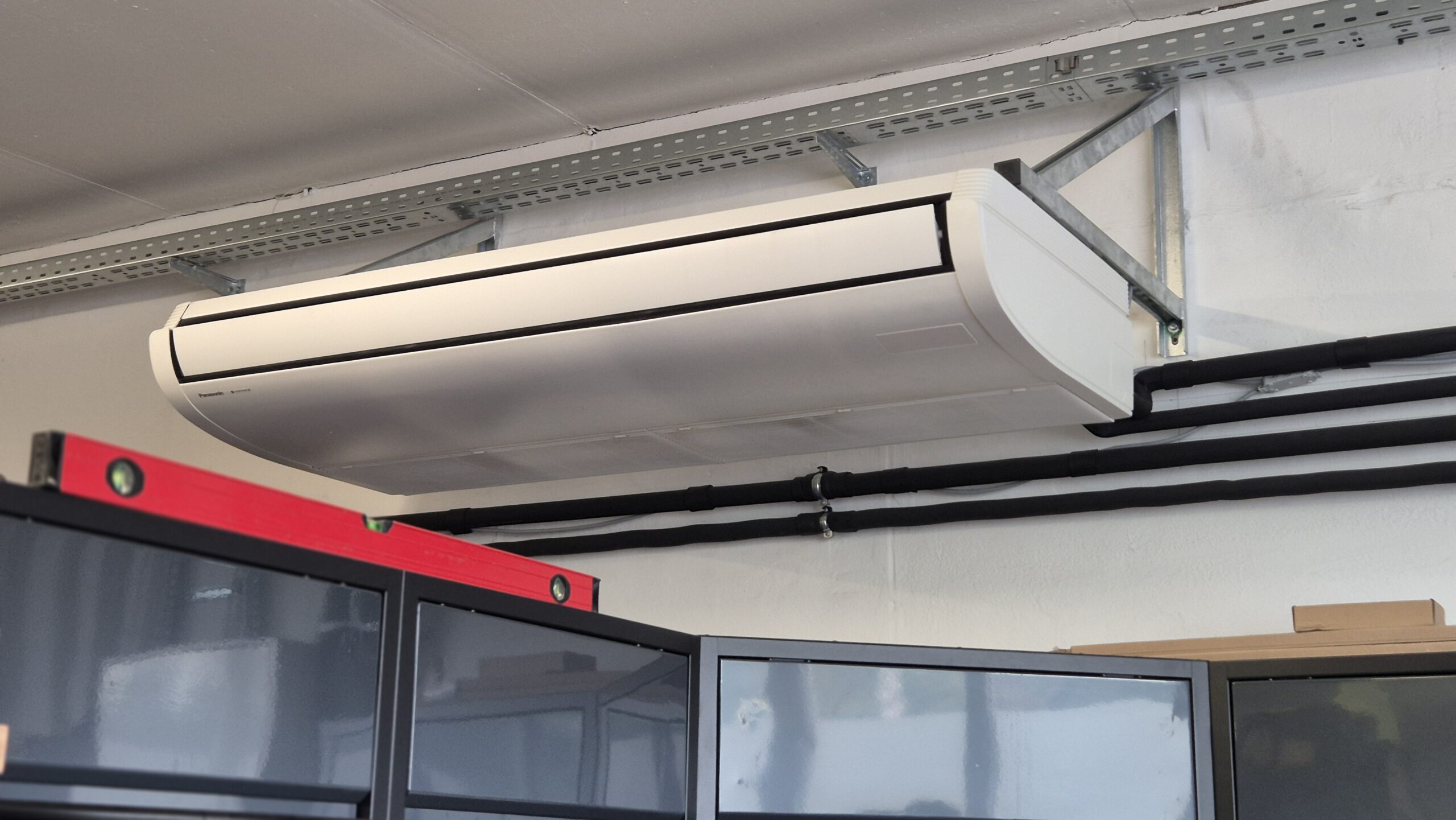 Klimatechnik, Klimaanlage an einer Wand