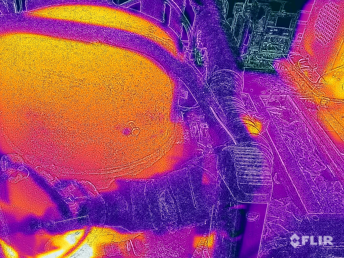 Techniker bei der Wartung einer Kälteanlage