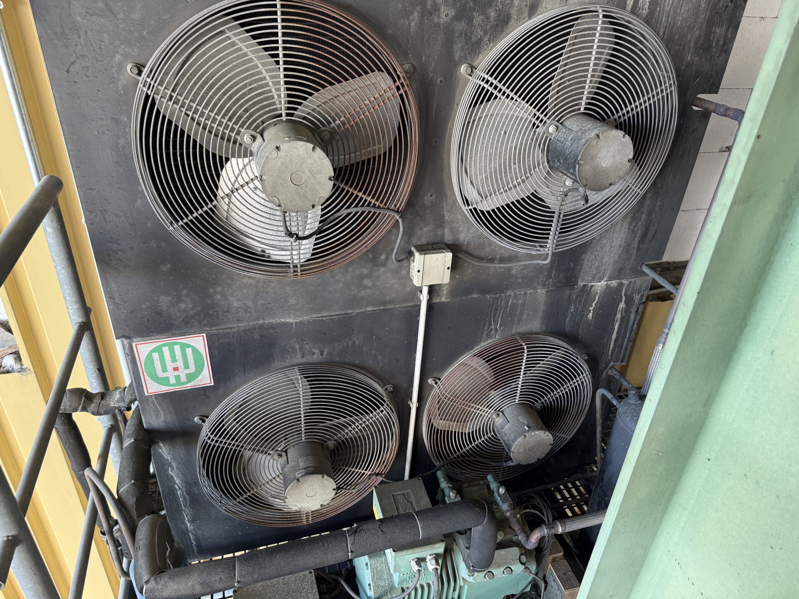 Industriek&uuml;hlung, K&auml;lteanlage in einer Produktionshalle